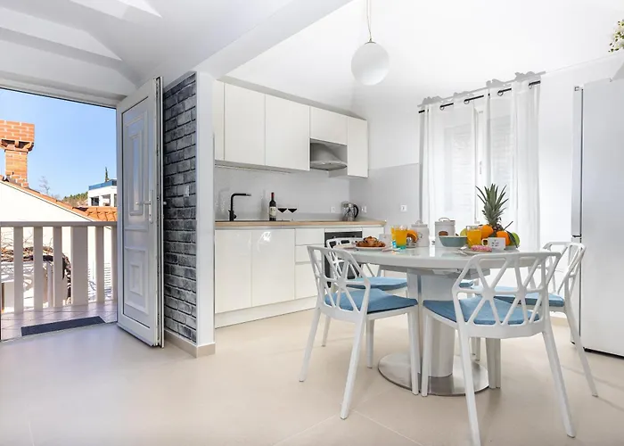 Breathtaking Sea View Near The Old Apartment